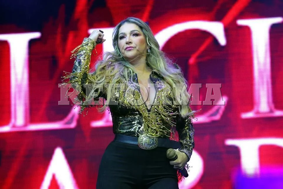 Alicia Villarreal recibe una orden de protección.