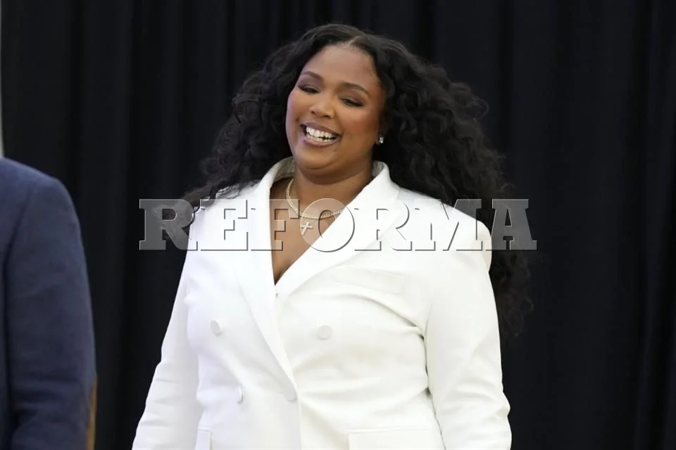 Bailarinas retiran acusaciones de peso en el caso contra Lizzo