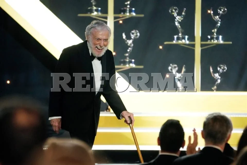 Celebra el centenario de risas y escenarios con Dick Van Dyke