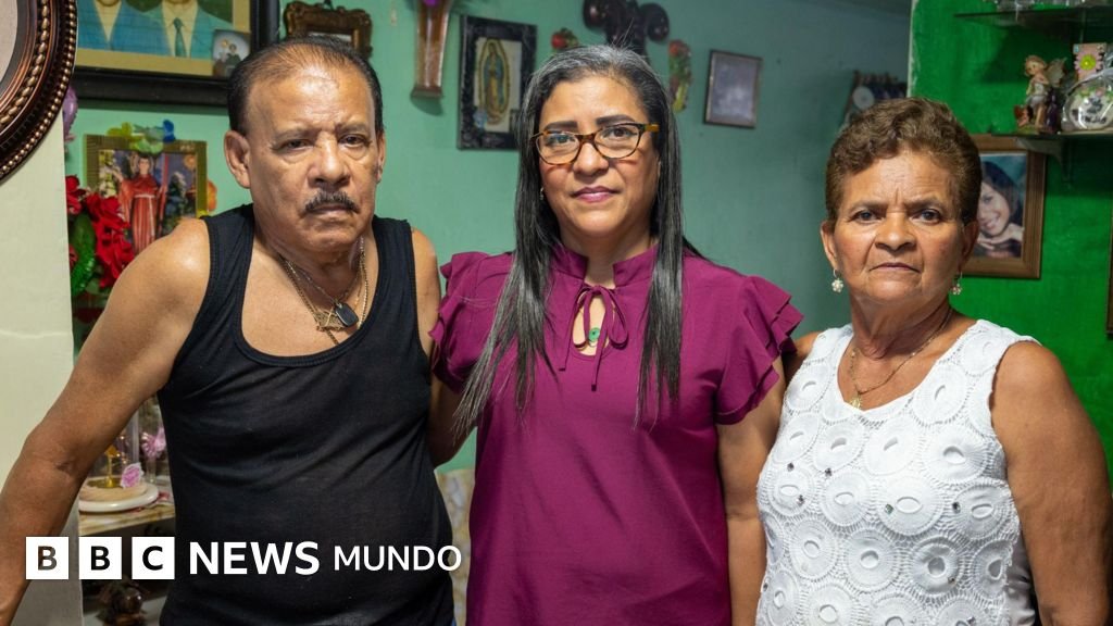 Cómo una familia panameña revive el recuerdo de la última gran incursión militar de EE.UU. en América tras el paso de una tanqueta sobre un carro rojo con una persona dentro