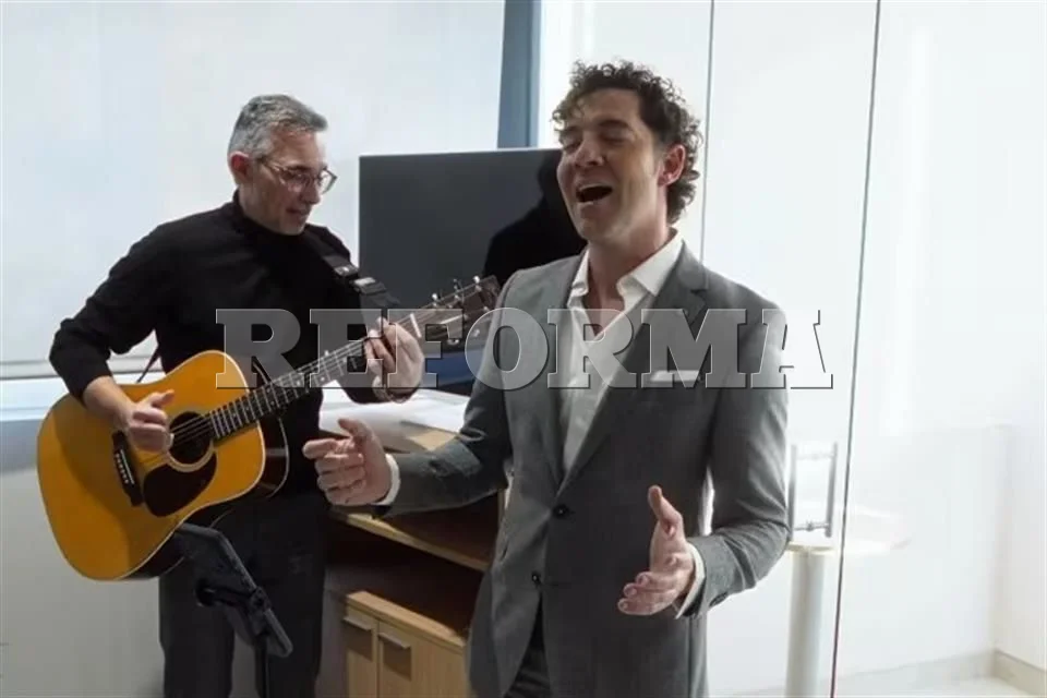 David Bisbal lleva su música a un hospital en la víspera de Navidad