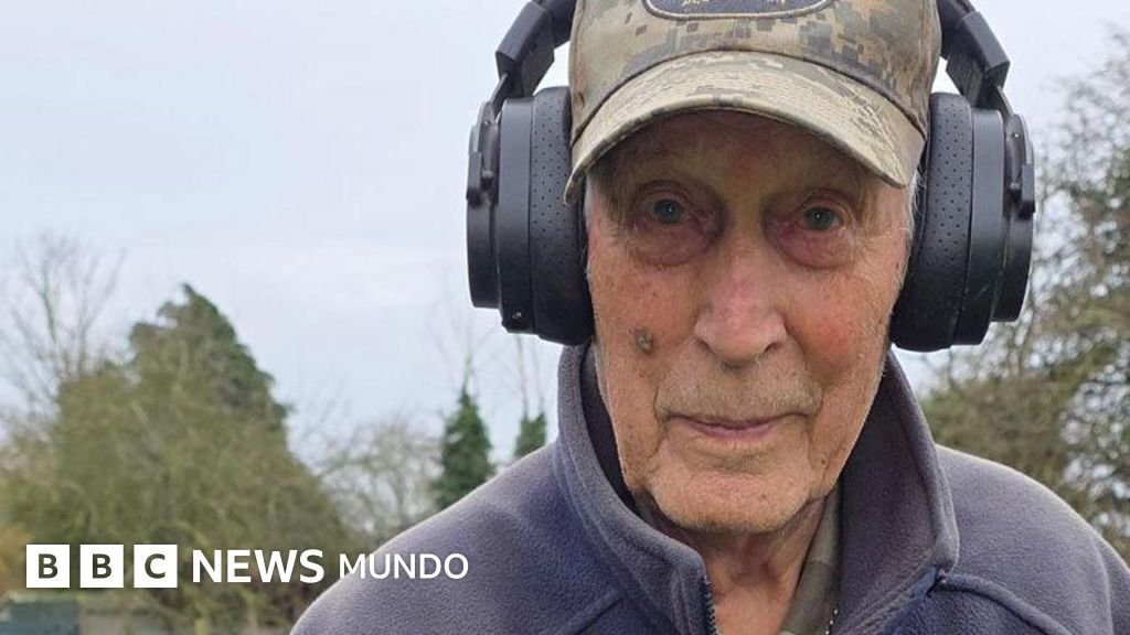 Descubrí una espada con una mano que la sostiene