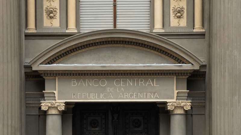 El Banco Central de Argentina asegura haber enviado oro al extranjero, pero omite detalles sobre el destino y las cantidades.