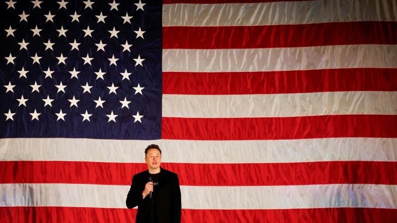 Elon Musk desvela los nombres de empleados públicos que planea despedir, sembrando temor entre los trabajadores del gobierno.