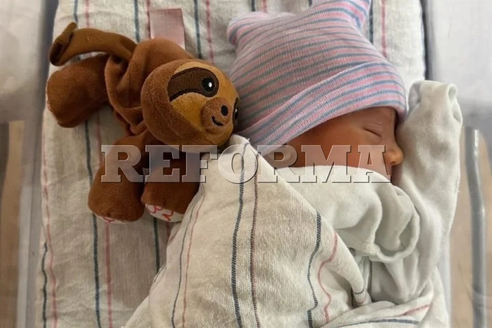 Enrique Iglesias y Kournikova dan la bienvenida a su cuarto hijo