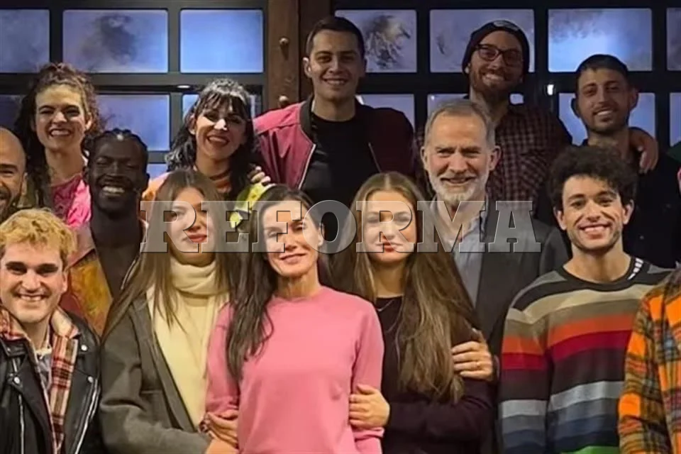 Felipe, Letizia y sus hijas disfrutan de una noche en el teatro