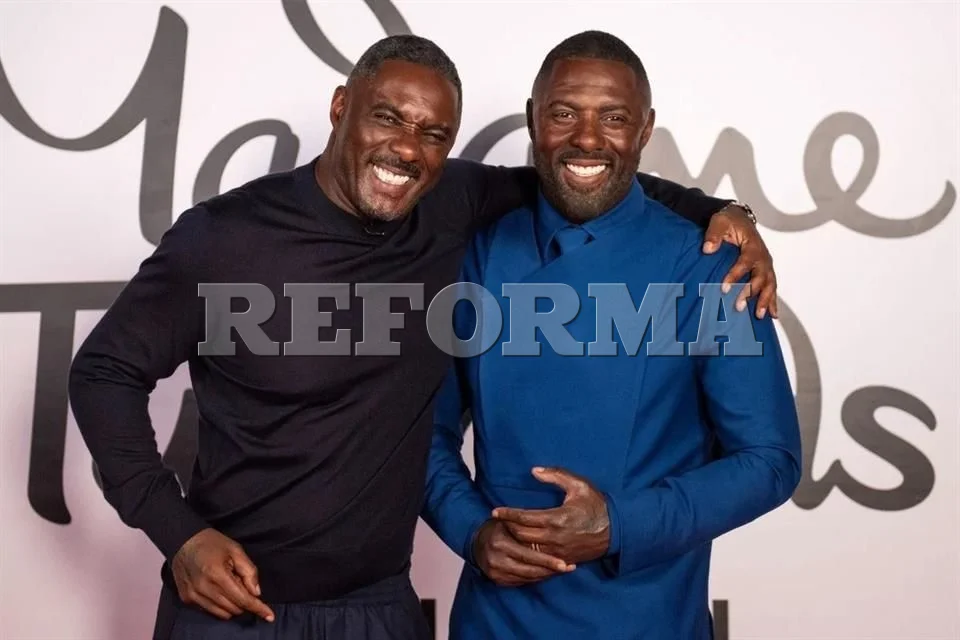 Idris Elba se divierte con su figura de cera en Londres