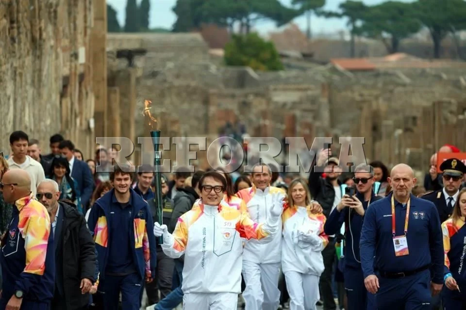 Jackie Chan porta la antorcha olímpica en Pompeya