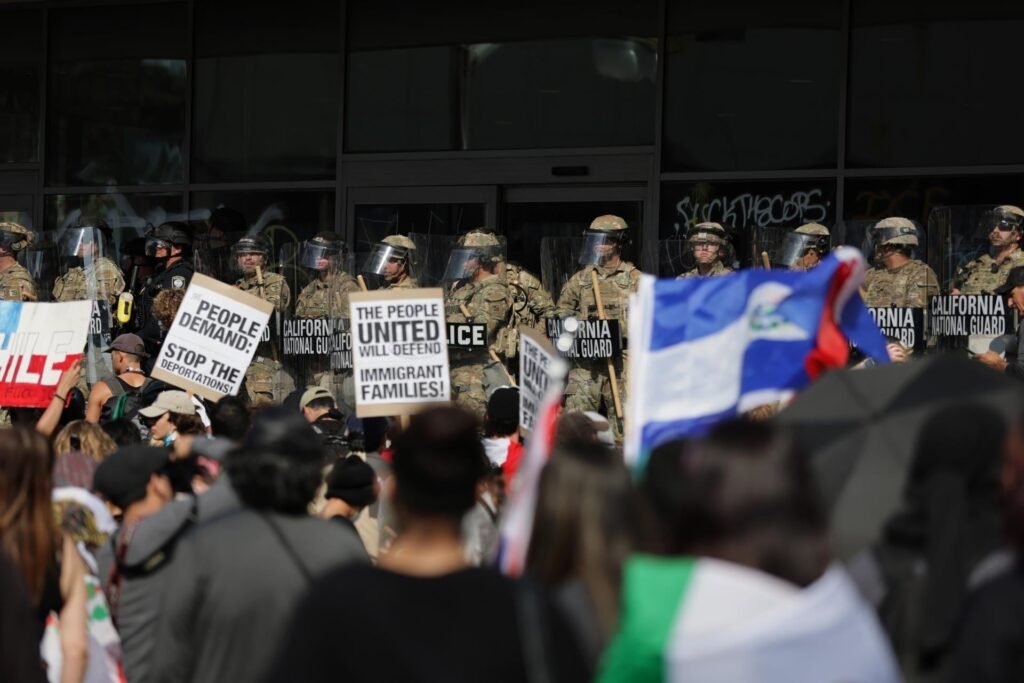 La Corte Suprema de EE. UU. frena temporalmente el despliegue militar de Trump en Chicago