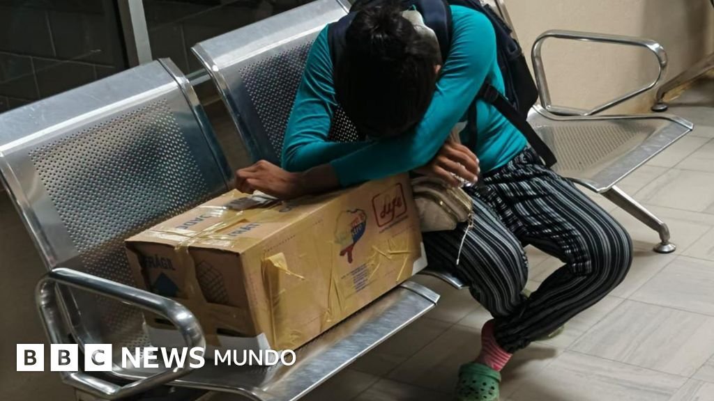 La impactante imagen de una madre recibiendo el cuerpo de su bebé en una caja de cartón y su reflejo en la crisis sanitaria de Ecuador