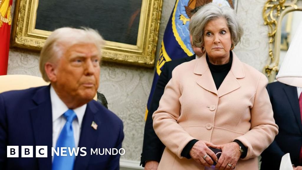 La jefa de gabinete de Trump denunció a Vanity Fair por malinterpretar sus comentarios sobre el presidente y su equipo.