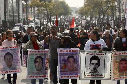 La marcha por los 43 concluye en la Basílica