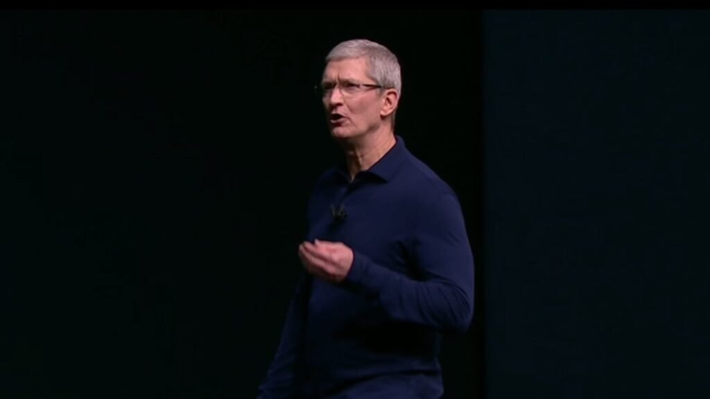 Las acciones de Nike se disparan mientras Tim Cook de Apple refuerza su apoyo a la reestructuración del CEO Hill.