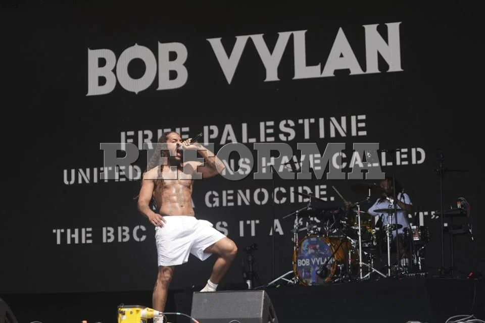 Libra Bob Vylan: Potente carga de cánticos en Glastonbury