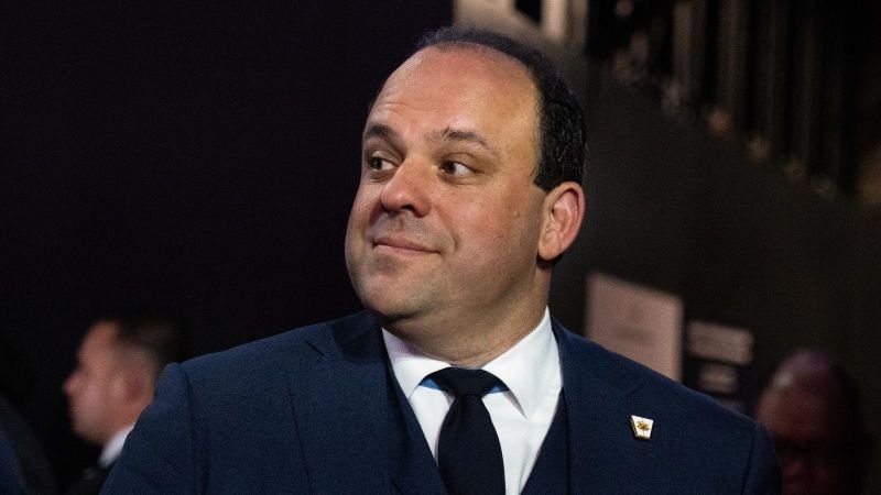 Los abogados de Trump indagan a un asesor por intentar obtener beneficios económicos, afirman fuentes.