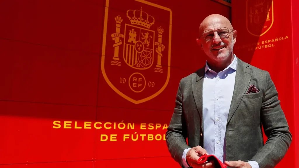 Luis de la Fuente, reconocido como el mejor entrenador de selecciones del mundo por segundo año consecutivo según la IFFHS.
