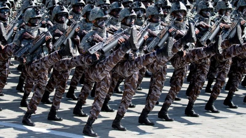 Militares de Corea del Norte llegan a Rusia a cambio de sistemas de defensa aérea para Pyongyang, según informantes.