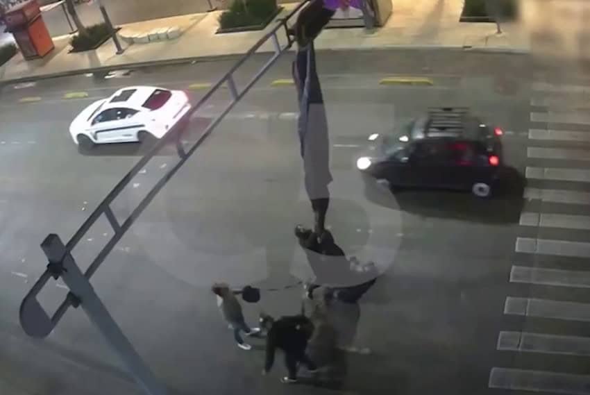 Paracaidista estadounidense sale ileso tras un aterrizaje complicado en el centro de Ciudad de México