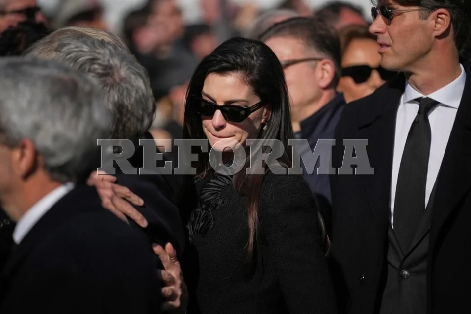 Las celebridades rinden homenaje final a Valentino