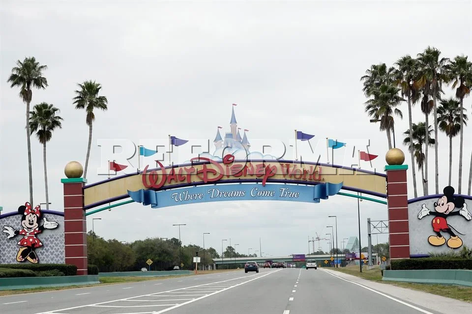 Roca de 180 kilos cae sobre un trabajador en Disneyland