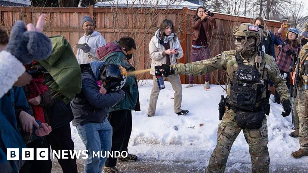 Un agente de ICE le dispara a una mujer en Minneapolis durante una operación sobre migración ilegal.