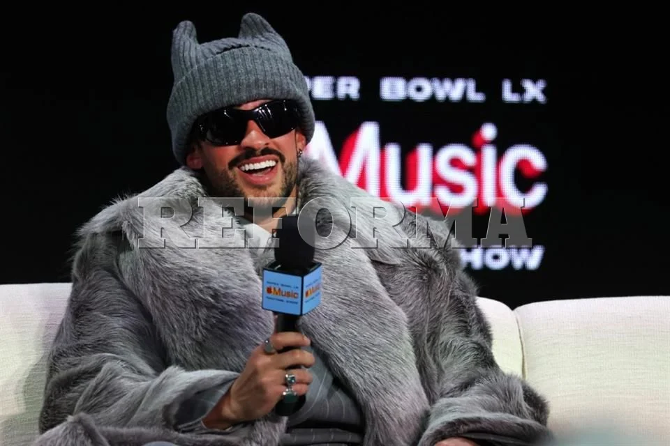 Bad Bunny desata la emoción al cantar en el medio tiempo del Super Bowl
