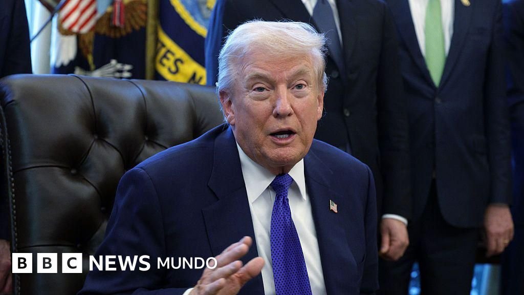 Trump publica y borra un video que retrata a Barack y Michelle Obama como simios.