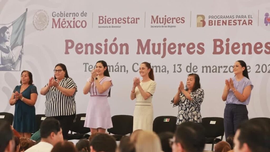 Ariadna Montiel distribuye en Colima tarjetas de la pensión para Mujeres Bienestar