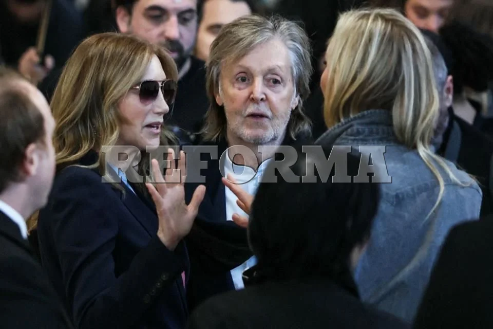 Paul McCartney deslumbra en la pasarela de su hija en París