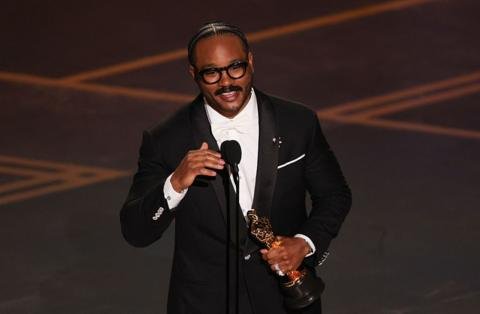 Sean Penn se lleva el Oscar al mejor actor de reparto y "Pecadores" conquista su primera estatuilla de la noche.