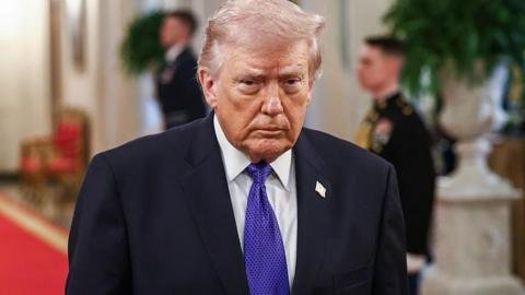 Trump advierte sobre una inminente "gran oleada" de ataques hacia Irán, mientras Teherán declara el cierre del estrecho de Ormuz.