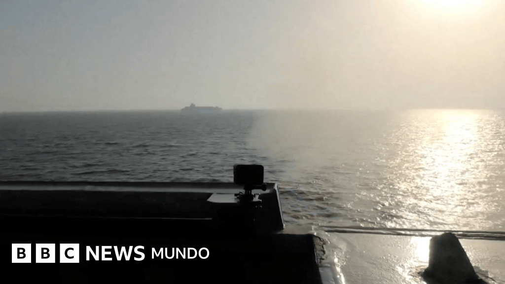 Estados Unidos detiene un barco iraní que buscaba eludir su bloqueo en el golfo de Omán, mientras Teherán promete represalias