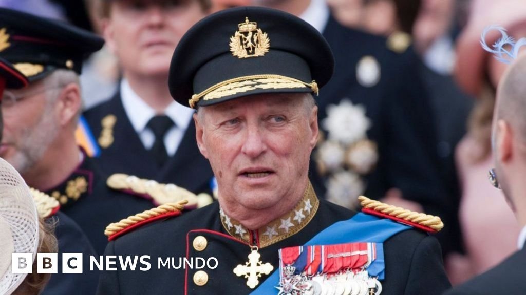 Fallece a los 89 años el rey Harald de Noruega, conocido por su matrimonio con una "plebeya" y su papel como reformista en la monarquía.