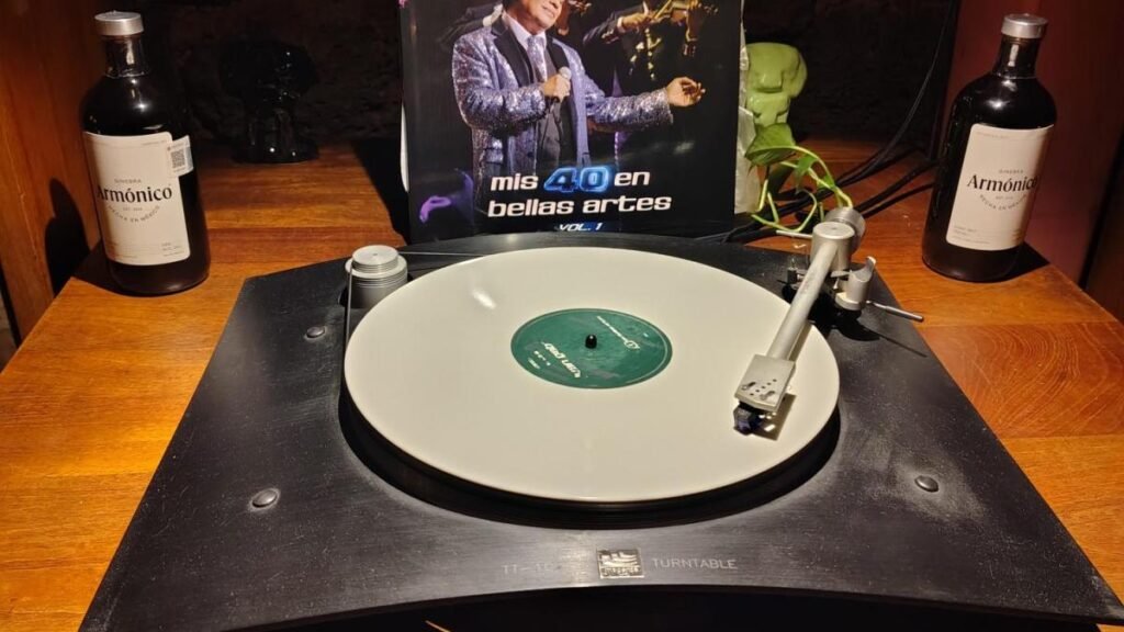 Juan Gabriel: un viaje entre tequila y mezcal