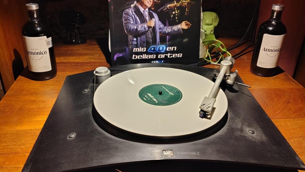 Juan Gabriel: un viaje entre tequila y mezcal