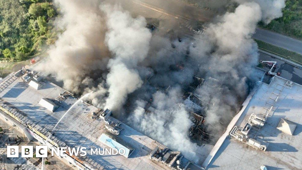 Ucrania intensifica la búsqueda de sobrevivientes tras el ataque ruso a un centro comercial que cobró 16 vidas