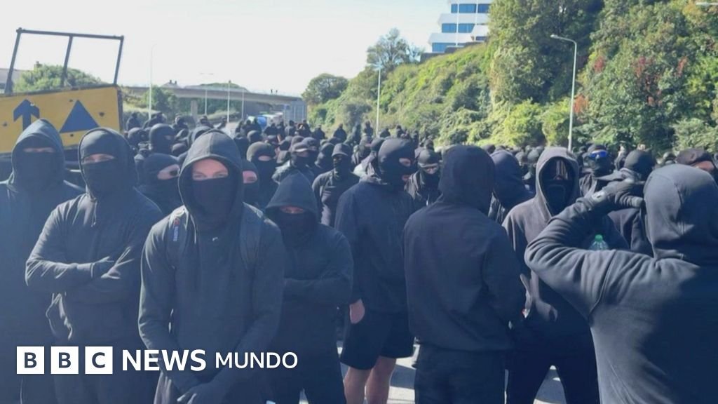 Las alarmantes estrategias de acoso de los grupos antiinmigrantes en el Reino Unido