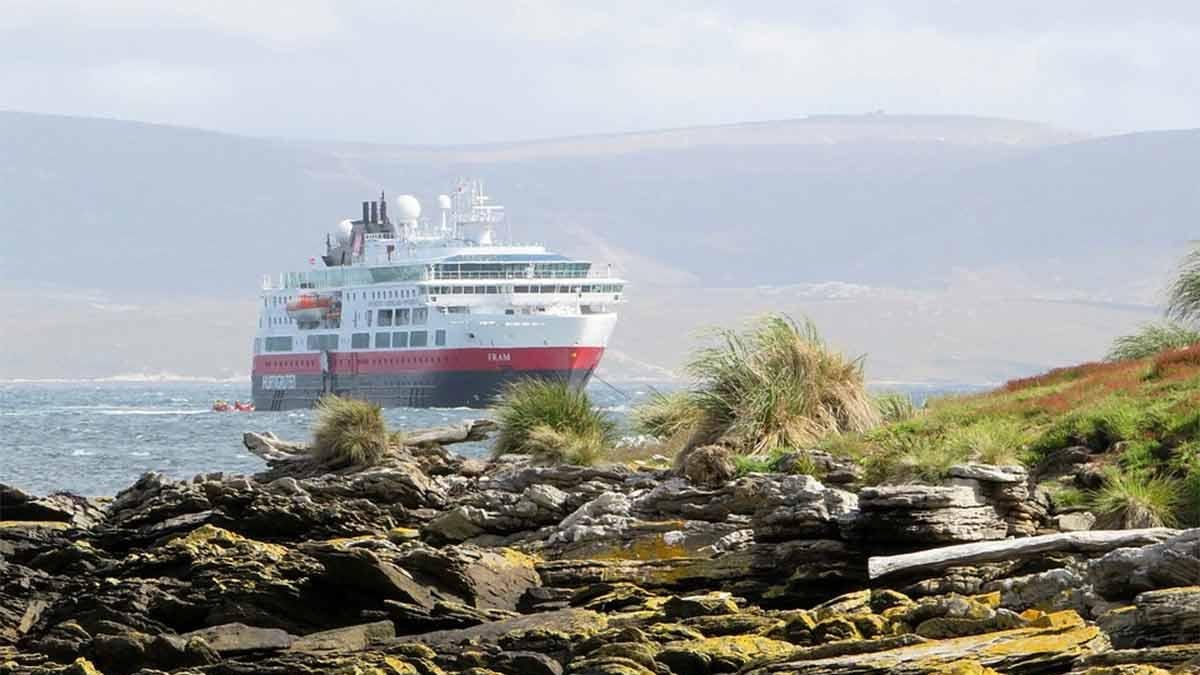 Reino Unido reafirma su control sobre las Malvinas tras el resurgimiento de la reivindicación argentina por parte de Milei.