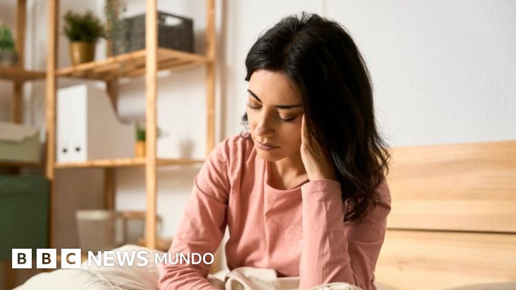 ¿Por qué las mujeres padecen más migrañas que los hombres y cómo aliviar el dolor?