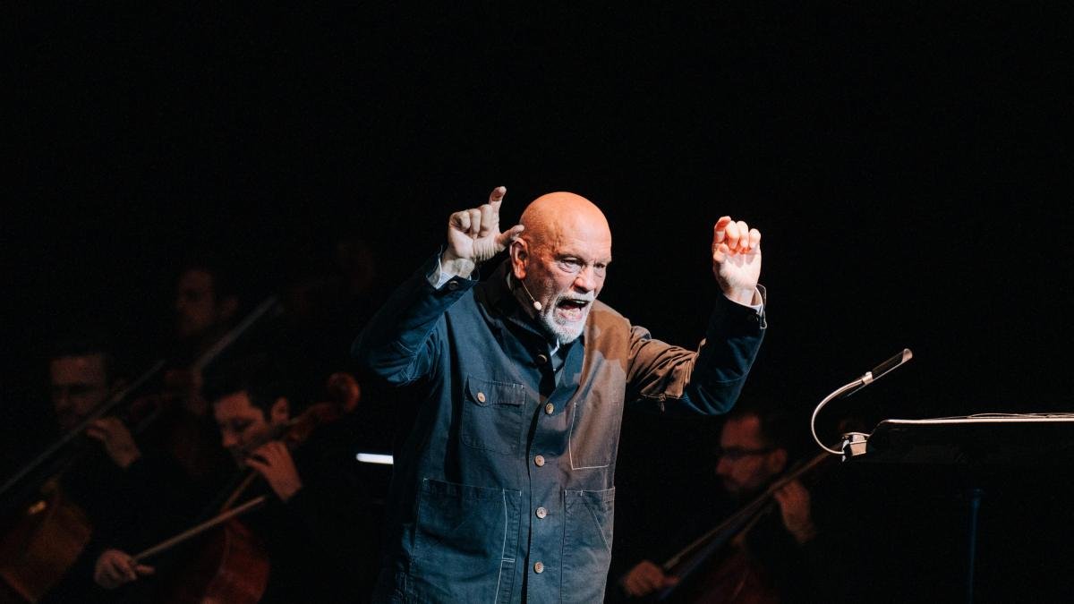 El hombre sin vista que lidera el planeta: John Malkovich