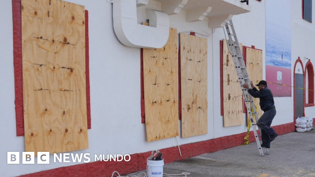Simón se intensifica a huracán de categoría 4 en el Pacífico y podría impactar las costas de México este fin de semana