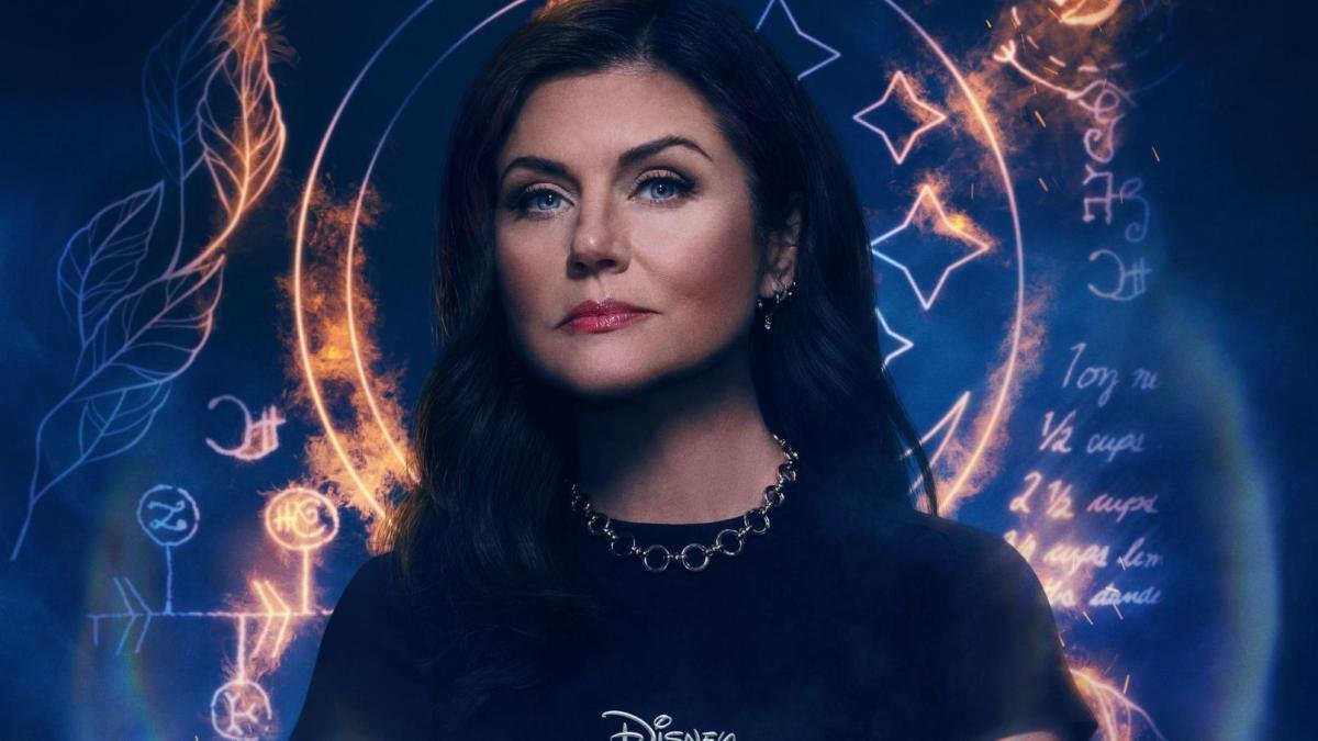 ¡Abracadabra! Tiffani Amber Thiessen regresa para encantarte en Covens Academy, al estilo de los 90.